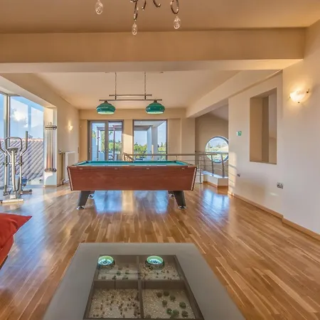 Astarte - Istar With Tennis Court 别墅