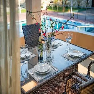 Astarte - Istar With Tennis Court * Machairado