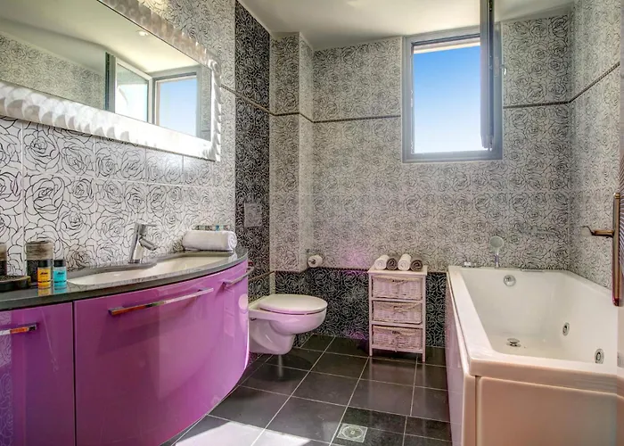 Astarte - Istar With Tennis Court Makhairádhon