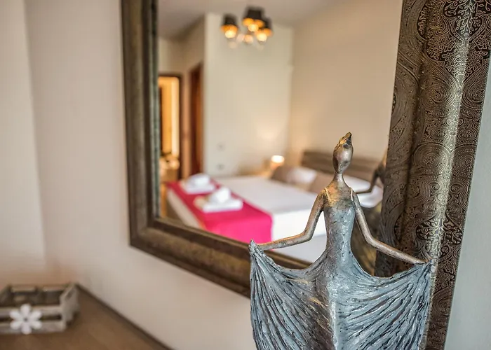 Astarte - Istar With Tennis Court Makhairádhon