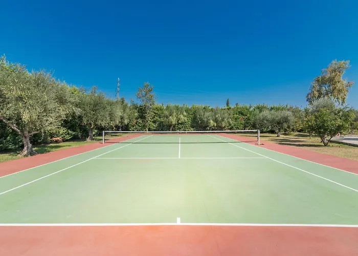 Astarte - Istar With Tennis Court Makhairádhon