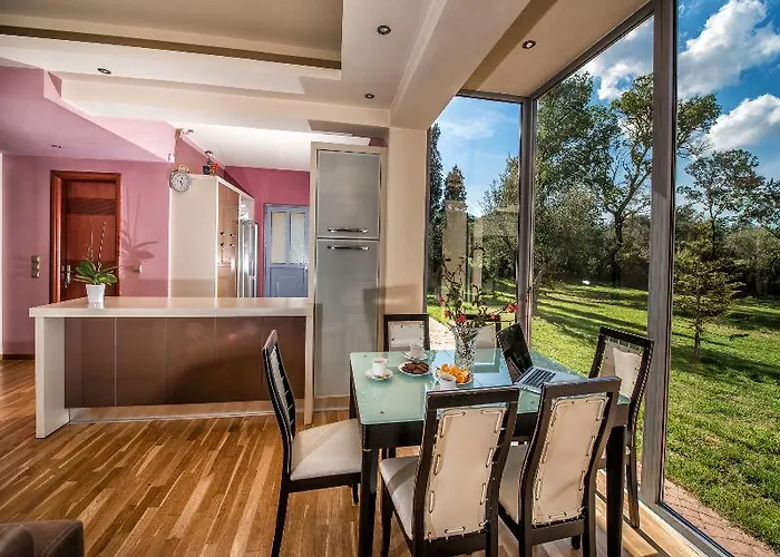 Astarte - Istar With Tennis Court Makhairádhon