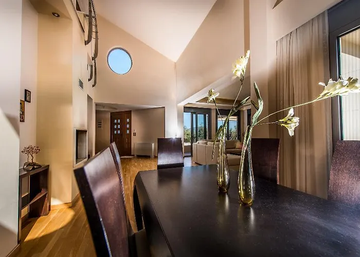 Astarte - Istar With Tennis Court Makhairádhon