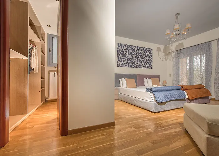 Astarte - Istar With Tennis Court Makhairádhon